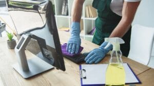 La propreté est un élément crucial pour le succès d'une entreprise. Engager une société de nettoyage professionnelle présente de nombreux avantages, allant de la création d'une bonne première impression à la garantie d'un environnement de travail sain. De plus, cela permet aux employés de se concentrer sur leurs tâches principales, tout en économisant du temps et des efforts. En investissant dans une société de nettoyage professionnelle, les entreprises peuvent bénéficier d'un environnement propre et attrayant, ce qui contribue à leur réputation et à leur succès global.