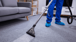 Nettoyage de sol en moquettes dans un bureau par Breveco, entreprise de nettoyage